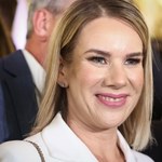 Zapomnij o klasycznym płaszczu. Marta Nawrocka w czekoladowej pelerynie zachwyca 