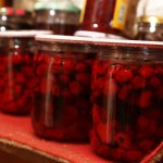 Zapomnij o kupnym occie jabłkowym. Ten rubinowy ocet z letnich malin bije go na głowę smakiem i zapachem