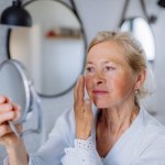 Zapomnij o kurzych łapkach. Wygładzisz je 2 składnikami z kuchni