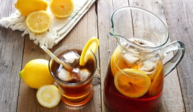 ​Zapomnij o lemoniadzie. Wystarczy włożyć torebkę herbaty do tego popularnego napoju