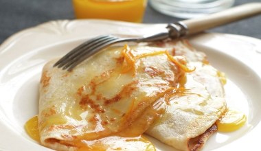 Zapomnij o mleku czy wodzie gazowanej. Makłowicz do naleśników dolewa to