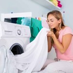 Zapomnij o odplamiaczach, które niszczą ubrania. Wsyp odrobinę do pralki, a pranie będzie śnieżnobiałe