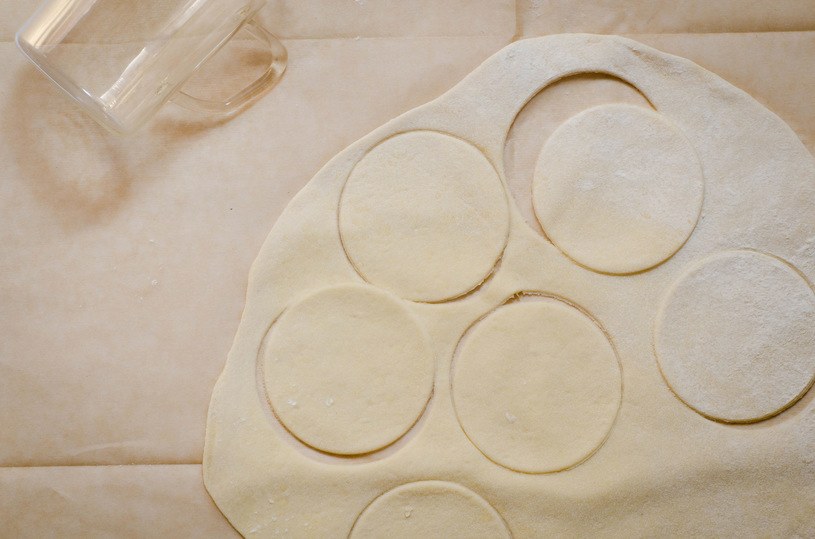 Zapomnij o oleju czy jajku. Dodaj to do ciasta na pierogi, a będzie miękkie jak chmurka