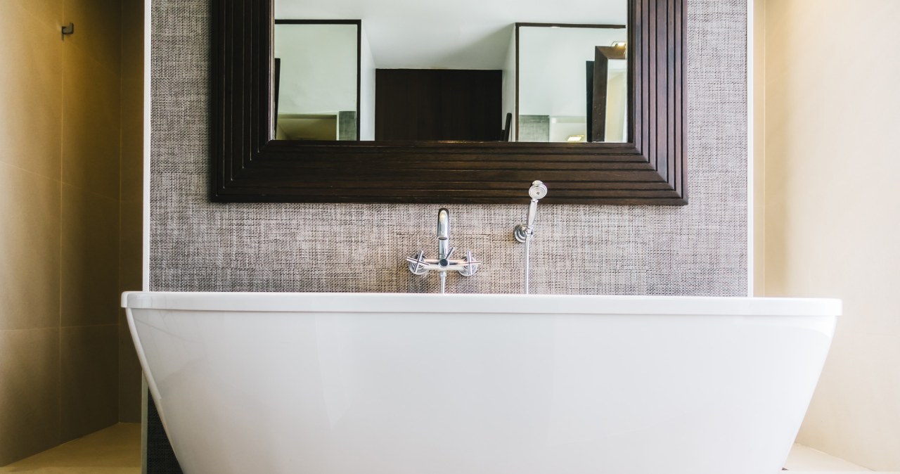 ​Zapomnij o osadzie i kamieniu w wannie. Tak usuniesz go w kilka minut /siraphol s. /123RF/PICSEL