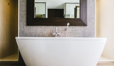 ​Zapomnij o osadzie i kamieniu w wannie. Tak usuniesz go w kilka minut