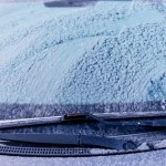 ​Zapomnij o porannym skrobaniu szyb w aucie. Tak zapobiegniesz zamarzaniu