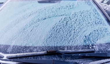 ​Zapomnij o porannym skrobaniu szyb w aucie. Tak zapobiegniesz zamarzaniu