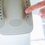 Zapomnij o przypalonym żelazku. Najlepszy środek czyszczący masz w apteczce