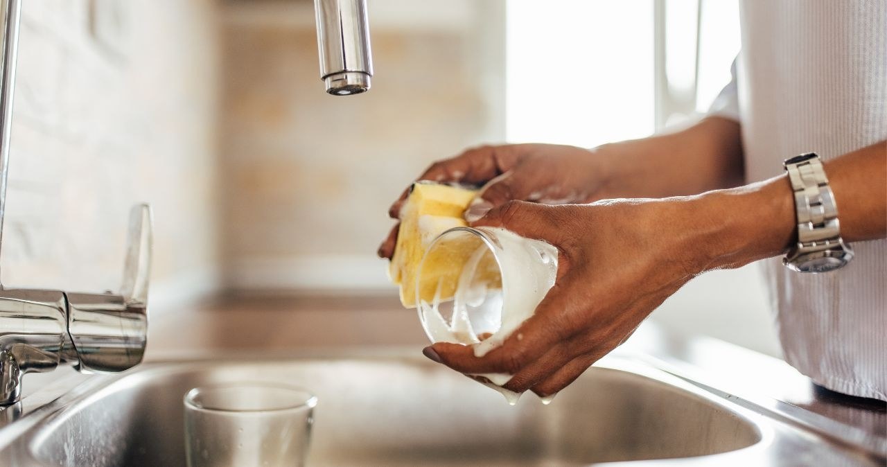 Zapomnij o ręcznym zmywaniu trudno dostępnych zabrudzeń! /adobestock /INTERIA.PL