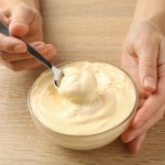 sos czosnkowy Zapomnij o sosie czosnkowym. Ten jest o wiele lepszy do dań z grilla