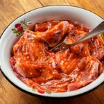 Zapomnij o suchym mięsie z grilla. ​Ten przepis na marynatę do karkówki to złoto