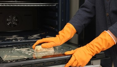 Zapomnij o szorowaniu piekarnika. Tak usuniesz brud bez wysiłku