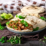 Zapomnij o tradycyjnym kebabie. Pita z karmelizowanym kurczakiem nie ma sobie równych