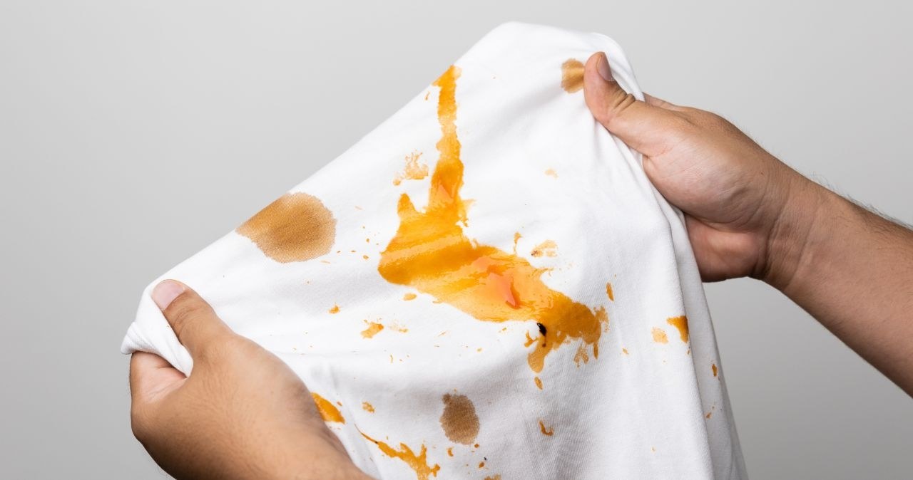 Zapomnij o uporczywych plamach z potu, podkładu czy wina! /adobestock /INTERIA.PL