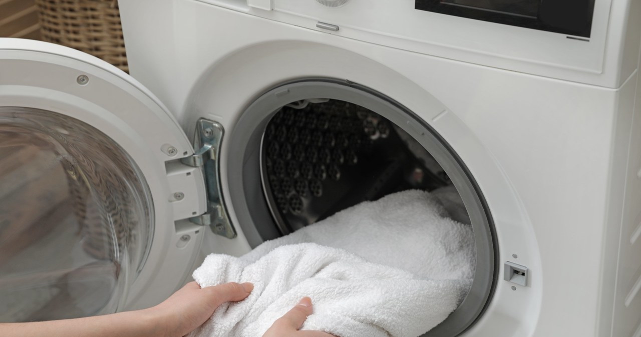 Zapomnij o wybielaczu. Twoje ubrania i tkaniny będą śnieżnobiałe, jeśli włożysz ten tani produkt do pralki /123RF/PICSEL
