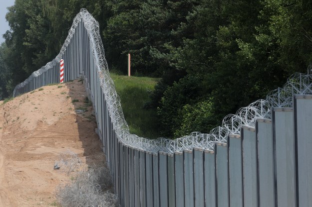 Zapora fizyczna na granicy polsko-białoruskiej w okolicy wsi Nowodziel (gm. Kuźnica) / 	Artur Reszko    /PAP