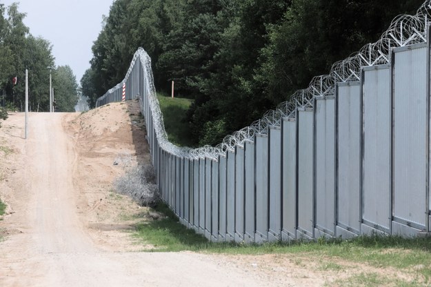 Zapora fizyczna na granicy polsko-białoruskiej w okolicy wsi Nowodziel / 	Artur Reszko    /PAP