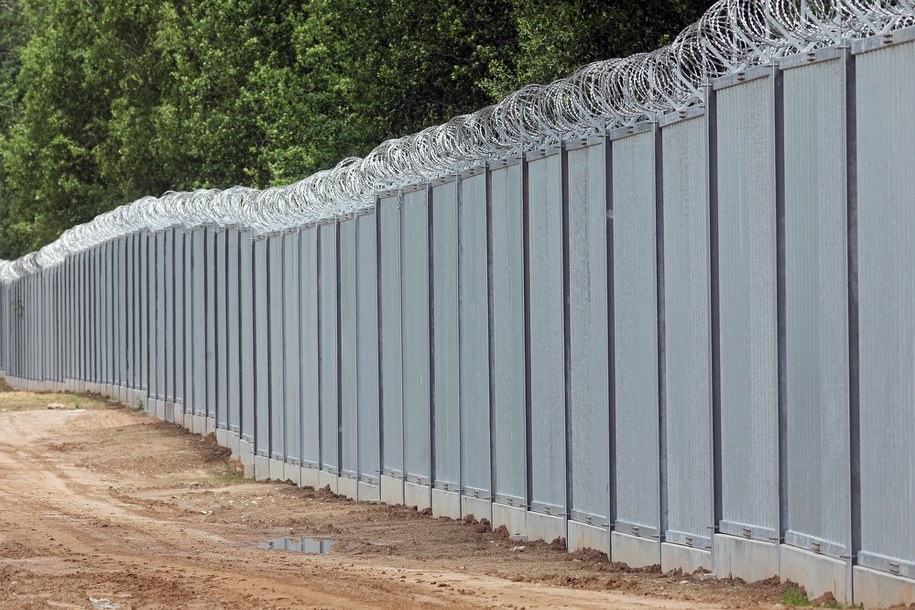 Zapora na granicy Polski z Białorusią w Tołczach, / 	Artur Reszko    /PAP