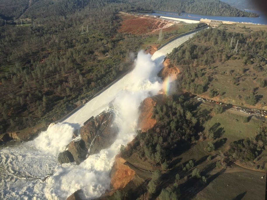 Zapora Oroville ma 230 metrów wysokości /CALIFORNIA DEPARTMENT OF WATER RESOURCES /PAP/EPA