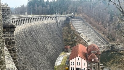 Zapora pęka? Mieszkańcy alarmują w strachu przed powodzią