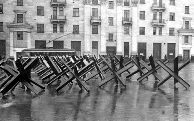 Zapora przeciwpancerna na ulicach Moskwy w 1941 roku / zdjęcie: Wikipedia /domena publiczna