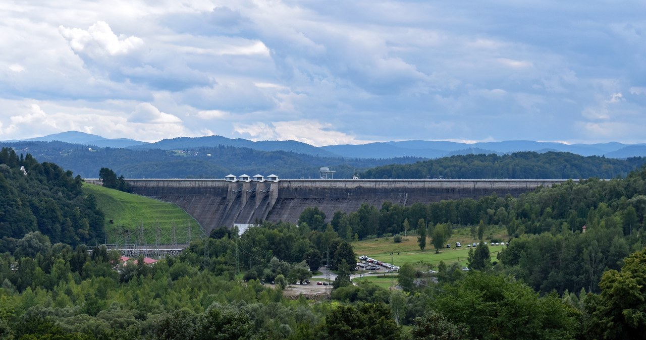 Zapora w Solinie jest chętnie odwiedzana przez turystów /Zygmunt Put/CC BY-SA 4.0 DEED (https://creativecommons.org/licenses/by-sa/4.0/) /Wikimedia