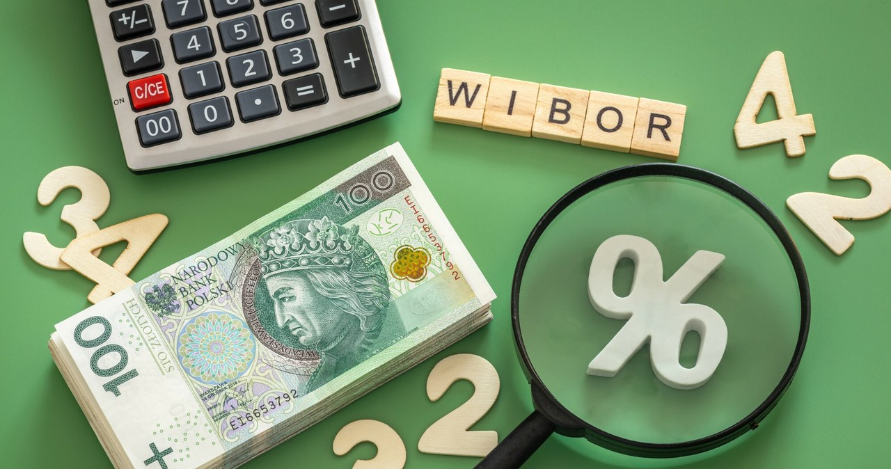 Zapowiedź obniżek stóp procentowych, która padła na początku kwietnia spowodowała, że banki szybciej zabrały się do cięcia oprocentowania depozytów /ARKADIUSZ ZIOLEK/East News /East News