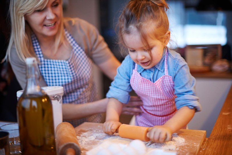 Zapraszając dziecko do kuchni, uczymy je, że każdy członek rodziny ma swoje obowiązki /123RF/PICSEL