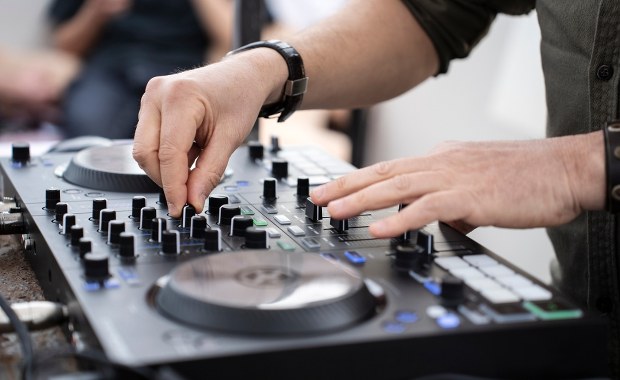 Zapraszał dziewczynki za konsolę i je molestował. Areszt dla 46-letniego DJ-a