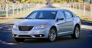 Zaprezentowany w 2010 roku Chrysler 200 był tak naprawdę zmodernizowanym Sebringiem, produkowanym od 2007 roku. Model nie osiągnął w USA dużej popularności - w ubiegłym roku znalazł tam 122 tys. nabywców. /Chrysler