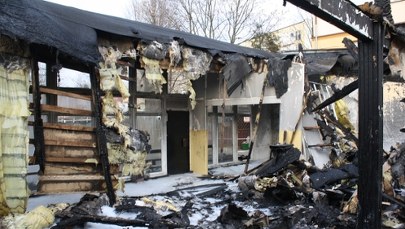 Zaprószenie ognia przez bezdomnego przyczyną pożaru poczekalni dworca w Olkuszu