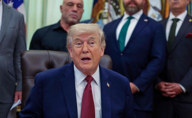 Zaprzecza sam sobie. Media zaniepokojone przekazami Donalda Trumpa