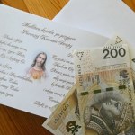 Zapytali Polaków, ile dać do koperty na komunię. Sumy mocno "weselne"