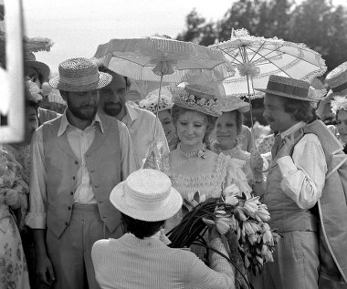 Zapytana o najpiękniejszą scenę z "Nocy i dni", Barańska mówi, że dla niej każda była ważna i niepowtarzalna.

"W najśmielszych snach nie przypuszczaliśmy, że chwila, w której Barbara dostaje nenufary od Toliboskiego wejdzie do historii polskiego kina" - dodaje aktorka.


 