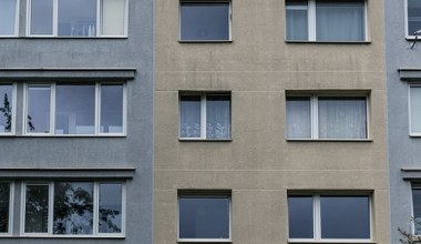 Zarabia ponad 300 tys. zł i zajmuje lokal gminy. 160 rodzin czeka