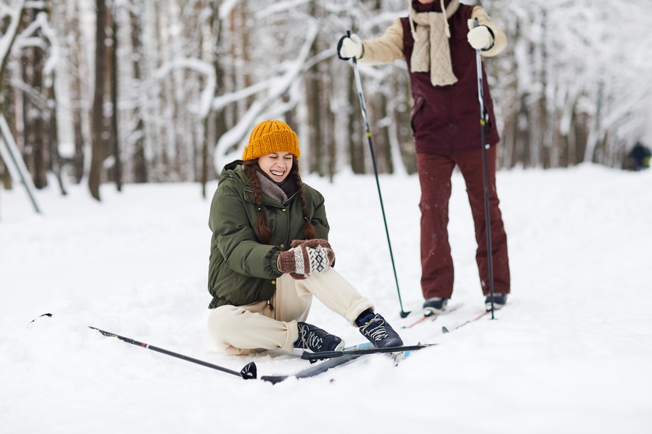 Zaraz po grach kontaktowych to właśnie narciarstwo jest sportem, który stwarza ogromne ryzyko skręcenia kolana. Zdj. ilustracyjne /Shutterstock