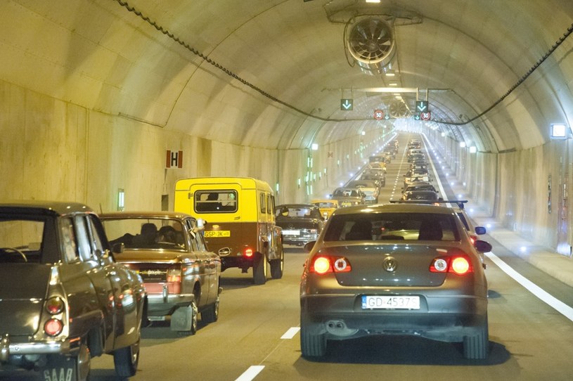 Zaraz po otwarciu, tunel pod Martwą Wisłą, przeżył prawdziwe oblężenie kierowców /Wojciech Stróżyk /Reporter