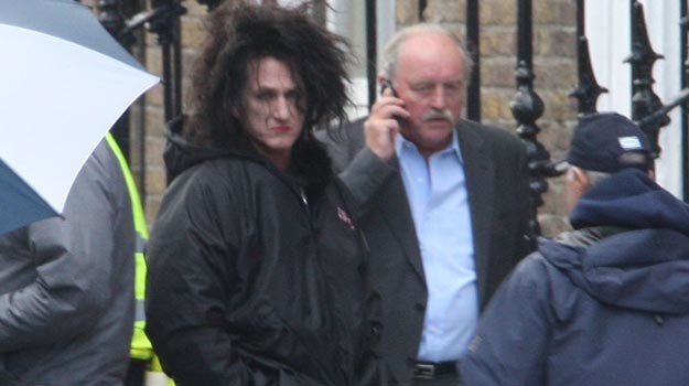Zaraz, zaraz... To aby na pewno Sean Penn, a nie Robert Smith? /Splashnews