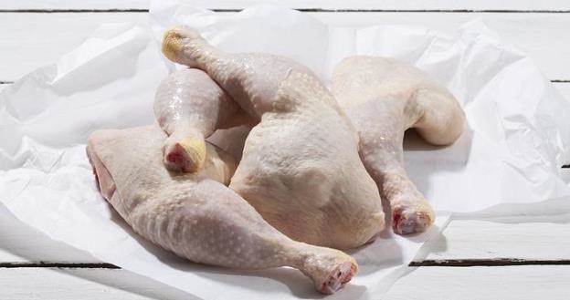 Zarazki odporne na antybiotyki w co drugim kurczaku /Deutsche Welle