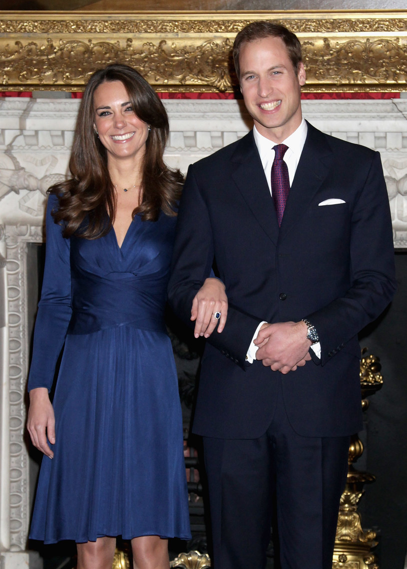 Zaręczynowe zdjęcie Williama i jego narzeczonej. Ta suknia Kate stała się hitem. Podobnie będzie z  jej ślubną kreacją /Getty Images/Flash Press Media
