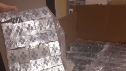 Zarobili miliony na lekach na potencję. 10 osób oskarżonych