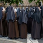 Zarobki i emerytury zakonnic. Tak działa system finansowy sióstr