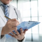 Zarobki lekarzy. Do resortu zdrowia wpłynęło ponad 100 uwag