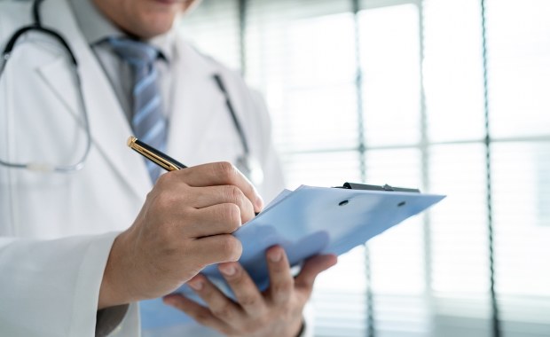 Zarobki lekarzy. Do resortu zdrowia wpłynęło ponad 100 uwag