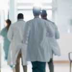Zarobki lekarzy w Polsce: Nawet 300 tys. zł miesięcznie, kontrowersyjne kontrakty