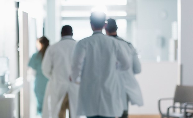 Zarobki lekarzy w Polsce: Nawet 300 tys. zł miesięcznie, kontrowersyjne kontrakty