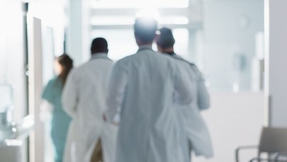 Zarobki lekarzy w Polsce: Nawet 300 tys. zł miesięcznie, kontrowersyjne kontrakty