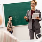 Zarobki nauczycieli. Jakie przelewy dostają na konto za swoją pracę?