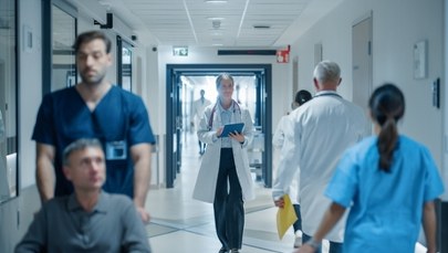 Zarobki polskich lekarzy. Nowy raport porównuje je z zachodnimi