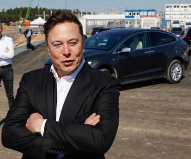 Zarobki w fabryce Tesli w Berlinie. Ile płaci Elon Musk? 